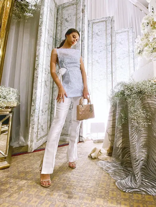 Celana putih jadi alternatif tampilan elegan untuk outfit kondangan. Padukan dengan blouse organza seperti Yuki Kato ini. [Foto: IG/yukikt].