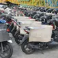 Puluhan motor tampak berjajar sebelum didistribusikan melalui Pelabuhan Sunda Kelapa Jakarta, Senin (9/1). Situasi stagnan pada pasar sepeda motor akan tetap terjadi pada 2017 kendati terjadi pertumbuhan ekonomi di Indonesia. (Liputan6.com/Angga Yuniar)