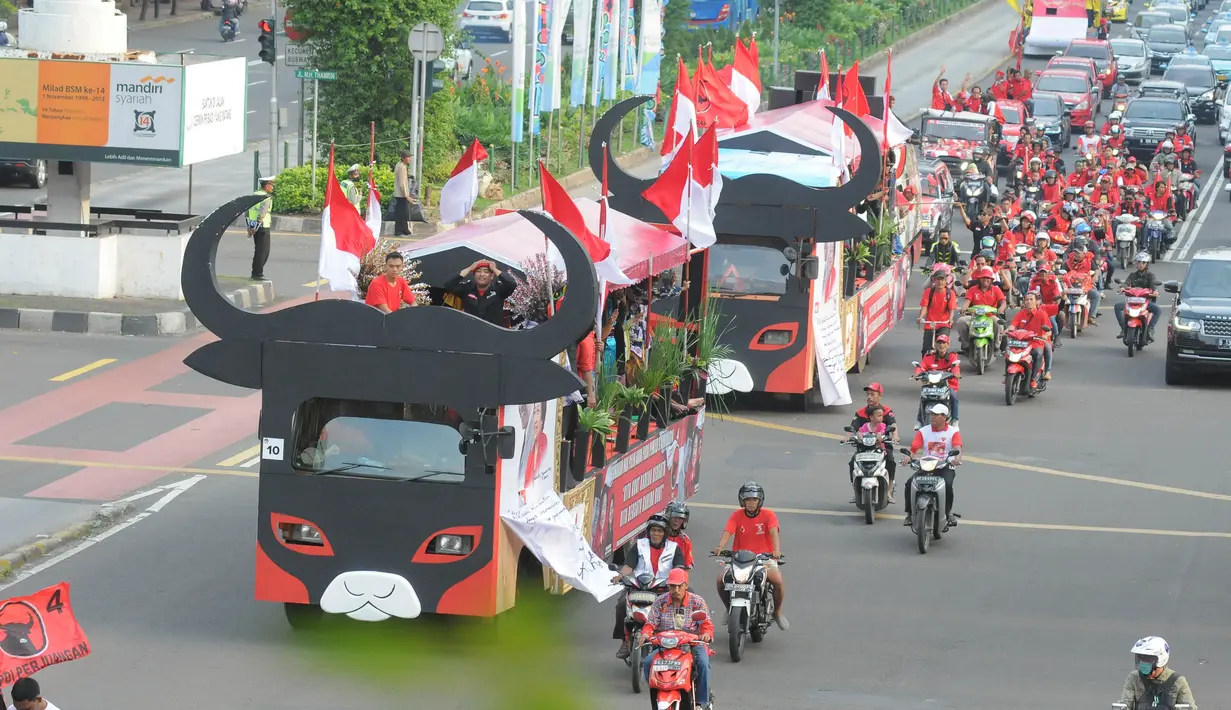 Kendaraan yang dihias bertanduk banteng dengan puluhan massa PDIP bersepeda motor tampak mengikuti pawai yang bertujuan untuk menyosialisasikan pemilu (Liputan6.com/Herman Zakharia) 