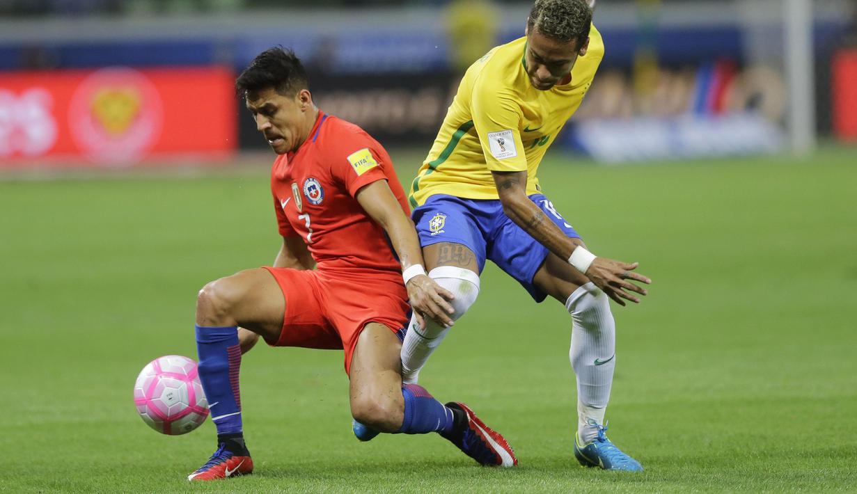 Pemain Chile, Alexis Sanchez (kiri) termasuk pemain yang subur dalam urusan gol, total Sanchez telah mencetak tujuh gol selama penyelenggaraan kulifikasi Piala Dunia 2018 zona CONMEBOL. (AP/Nelson Antoine)