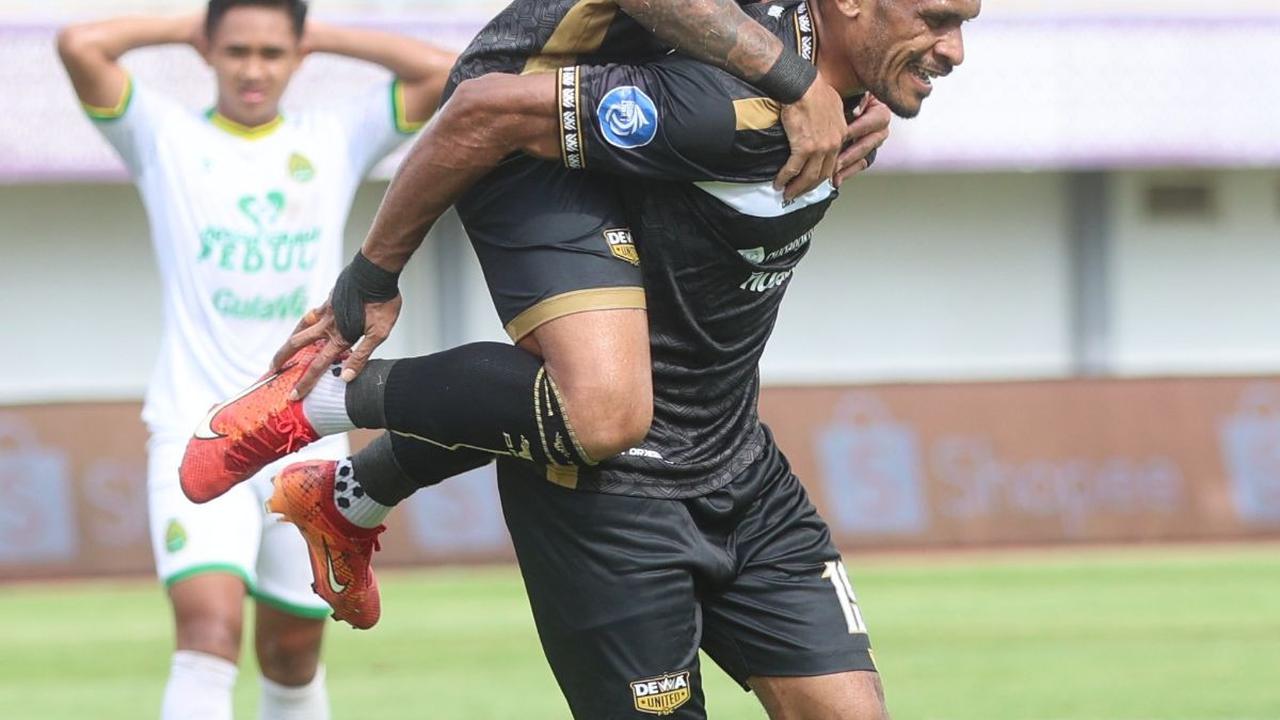 Begitu laga dimulai, Dewa United langsung mengambil inisiatif serangan. Bola.com/M Iqbal Ichsan