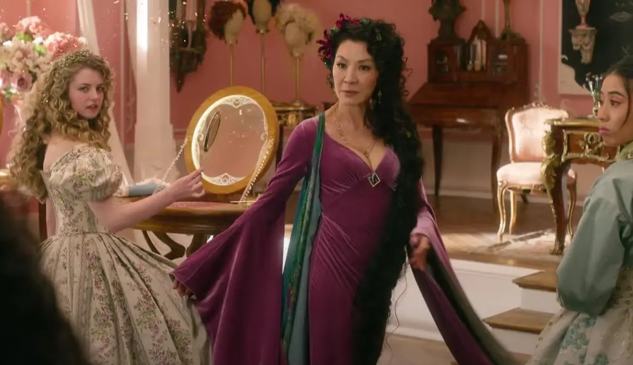 Michelle Yeoh sebagai Profesor Emma di film The School for Good and Evil. (YouTube Netflix)