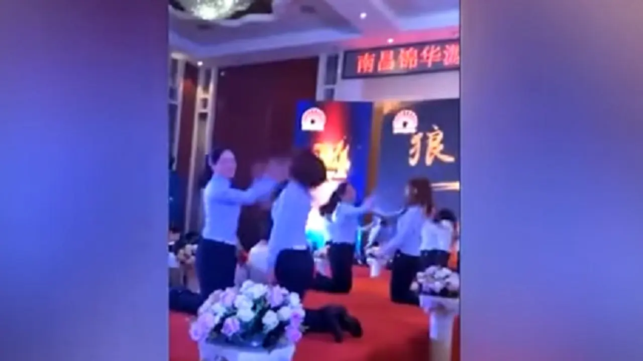Para pegawai salon di China diminta untuk saling menampar satu sama lain dalam sebuah perayaan ulang tahun perusahaan (Capture/Trend News)
