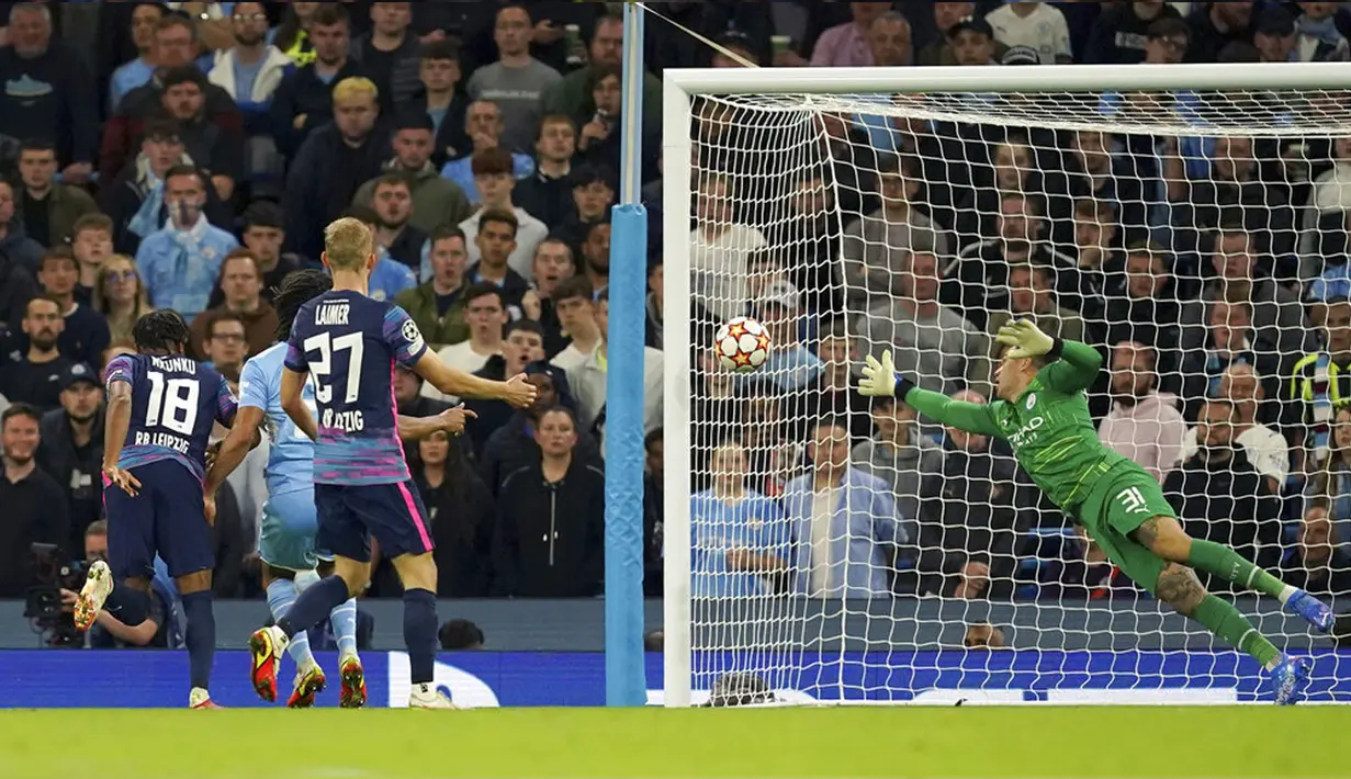 Pemain RB Leipzig Christopher Nkunku (kiri) mencetak gol ke gawang Manchester City pada pertandingan Grup A Liga Champions di Stadion Etihad, Manchester, Inggris, Rabu (15/9/2021). Manchester City menang 6-3. (Martin Rickett/PA via AP)