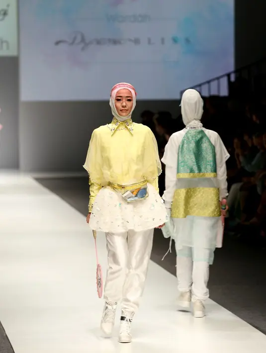 Dian Pelangi menghadirkan kefeminiman namun tetap terlihat glamour. Selain itu, ia juga menggabungkan motif tenun dengan PVC untuk bagian luar Sportswear. (Andy Masela/Bintang.com)