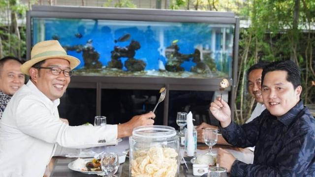 Menteri BUMN Erick Thohir menikmati makan bersama dengan Gubernur Jawa Barat Ridwan Kamil