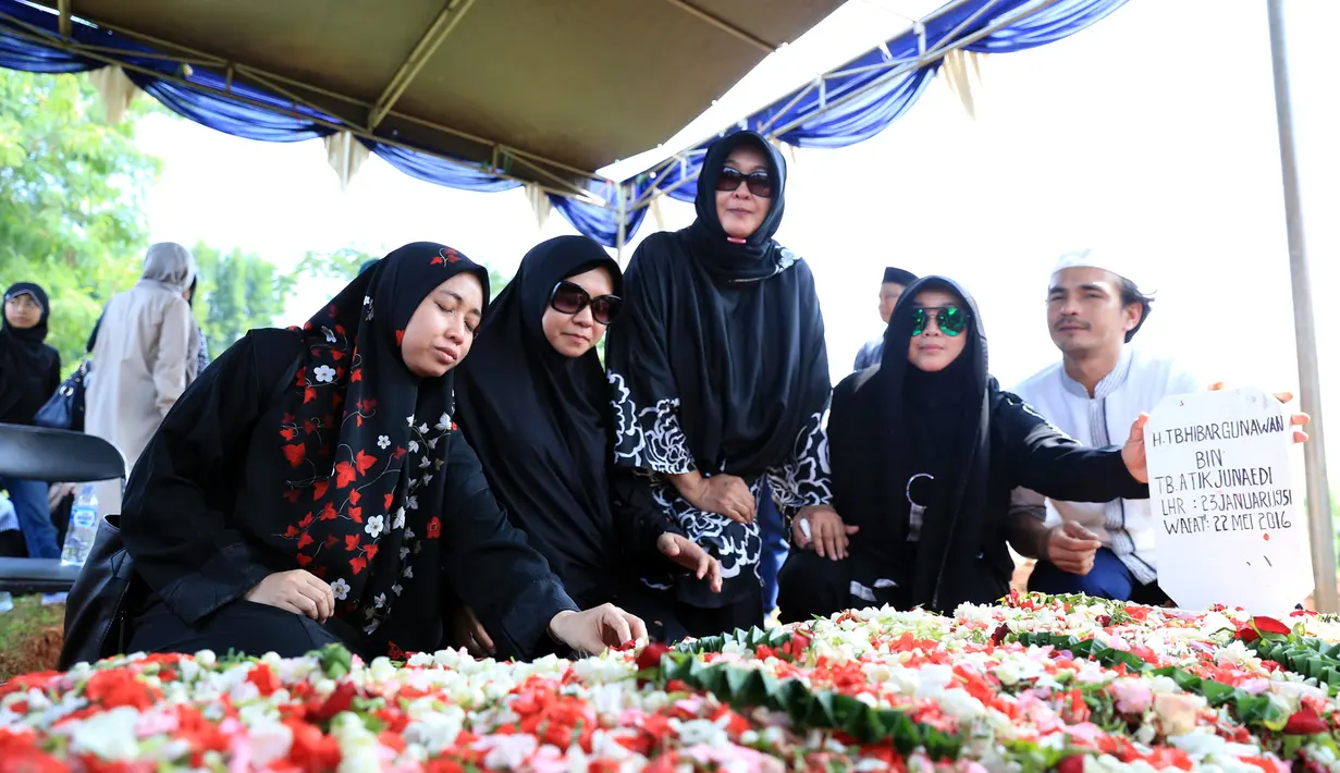 Seperti diketahui, ayah Rina Gunawan pergi untuk selamanya dalam usia 65 tahun. Meninggalkan istri, satu anak, mantu dan cucu. Ia meninggal saat sedang menjalankan salat posisi sujud. (Adrian Putra/Bintang.com)