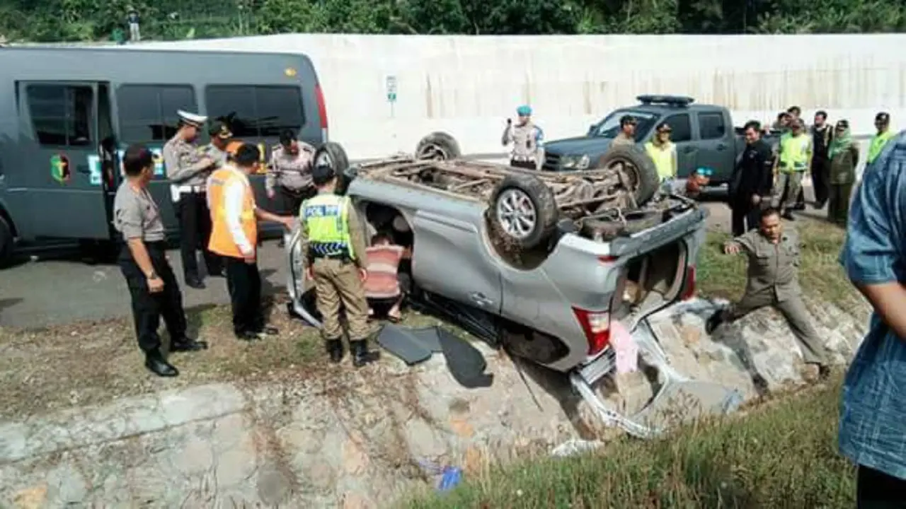 Sopir Sayang Berhenti, Mobil Terbalik di Ruas Tol Terindah 