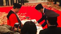 Jokowi melantik Arief Hidayat sebagai Hakim Konstitusi.(Titin Supriatin /Merdeka.com)