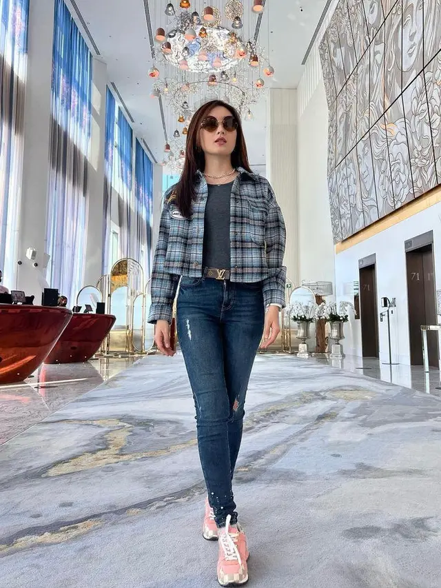 10 Gaya Kasual Natasha Wilona saat Liburan di Bali hingga Dubai, Selalu Stylish