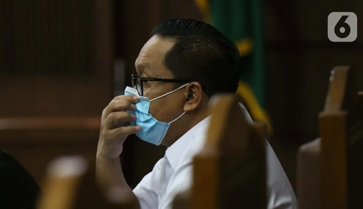 Terdakwa kasus dugaan suap penghapusan red notice atas nama Djoko S Tjandra, Brigjen (Pol) Prasetijo Utomo menjalani sidang lanjutan di Pengadilan Tipikor Jakarta, Senin (16/11/2020). Sebelumnya, Prasetijo didakwa menerima uang suap USD 150.000 dari Djoko S Tjandra. (Liputan6.com/Helmi Fithriansyah)