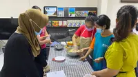 Perwakilan Indonesia di Singapura membekali ilmu untuk PMI membuat kue kering lebaran. (Dok: Kemlu RI)
