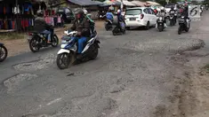 Lalu lalang kendaraan saat melintasi jalan berlubang di kawasan Gas Alam, Depok, Jawa Barat, Kamis (4/10). Jalan rusak di kawasan tersebut sudah berlangsung selama bertahun-tahun. (Liputan6.com/Immanuel Antonius)