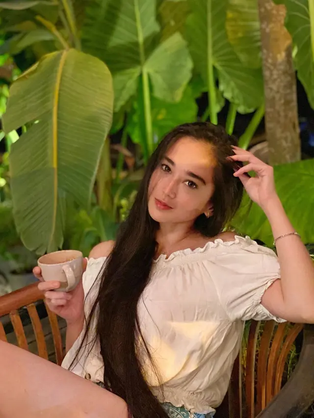 Potret Natasha Ratulangi dalam balutan gaya busana monochrome