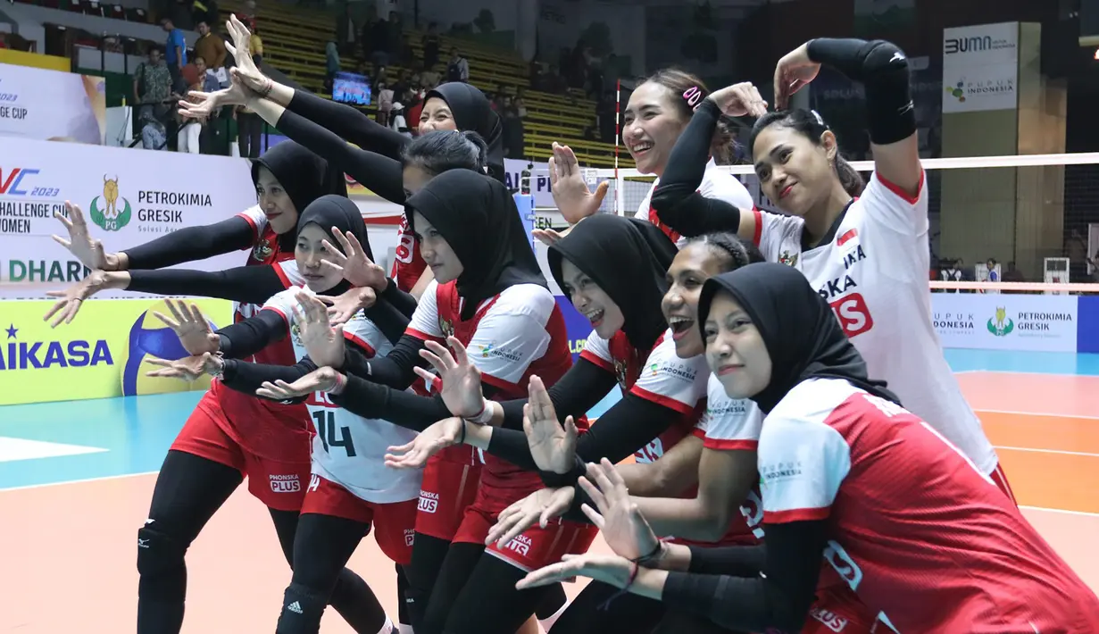 Selebrasi para pemain timnas bola voli putri Indonesia setelah mengalahkan Australia 3-0 (25-13, 25-17, 25-16) pada laga lanjutan Grup E babak Delapan Besar Kejuaraan Bola Voli Putri Asia AVC Challenge Cup 2023 di GOR Tri Dharma, Gresik, Jawa Timur, Rabu (21/6/2023) malam WIB. Dengan hasil ini Indonesia dipastikan lolos ke semifinal. (Dok. PBVSI)