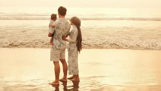 Rizky Billar dan Lesti sedang berlibur di pantai