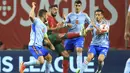 Laga pun berjalan menarik di babak pertama. Spanyol yang sebenarnya lebih mendominasi permainan nyatanya masih gagal menembus pertahanan Portugal. (AP/Rui Vieira)
