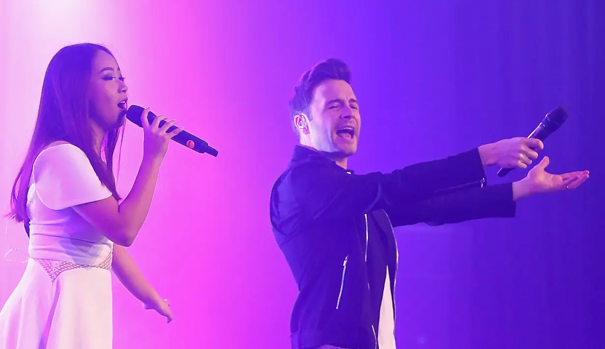 Konser bertajuk Shane Filan: Right Here yang telah digelar tadi malam, Selasa (14/3/2017), berlangsung cukup meriah. Selain melantunkan lagu dari albumnya sendiri, beberapa lagu Westlife pun turut dinyanyikan. (Bambang E. Ros/Bintang.com)