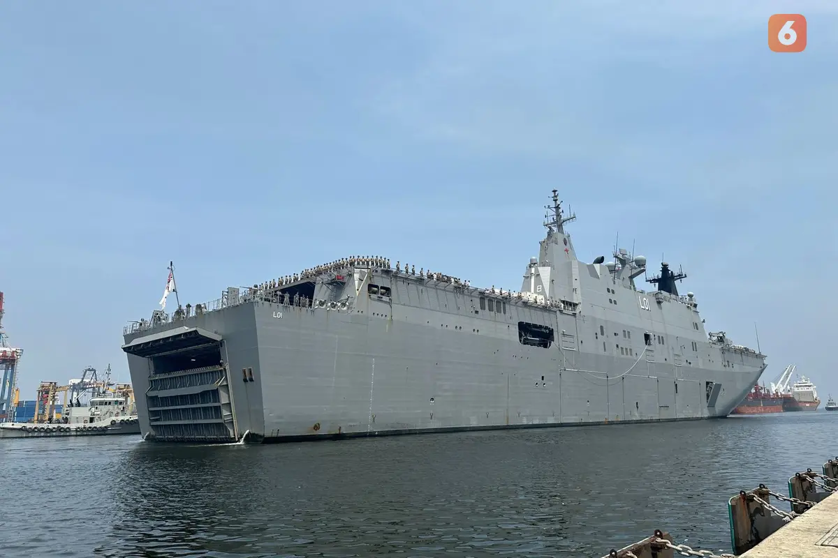 Kapal HMAS Adelaide milik Australia berlabuh di Tanjong Priok, Jakarta Utara, Selasa (19/11/2024). (Liputan6.com/Benedikta Miranti)