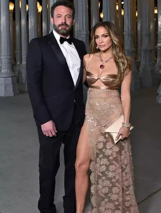 Jennifer Lopez tampil penuh pesona dengan cut-out dress bernuansa keemasan dari Gucci. Dress ini memiliki detail cut-out membentuk bra di bagian atasnya dan high slit di bagian rok yang semi transparan. [Foto: Instagram/thisisannasfashion]