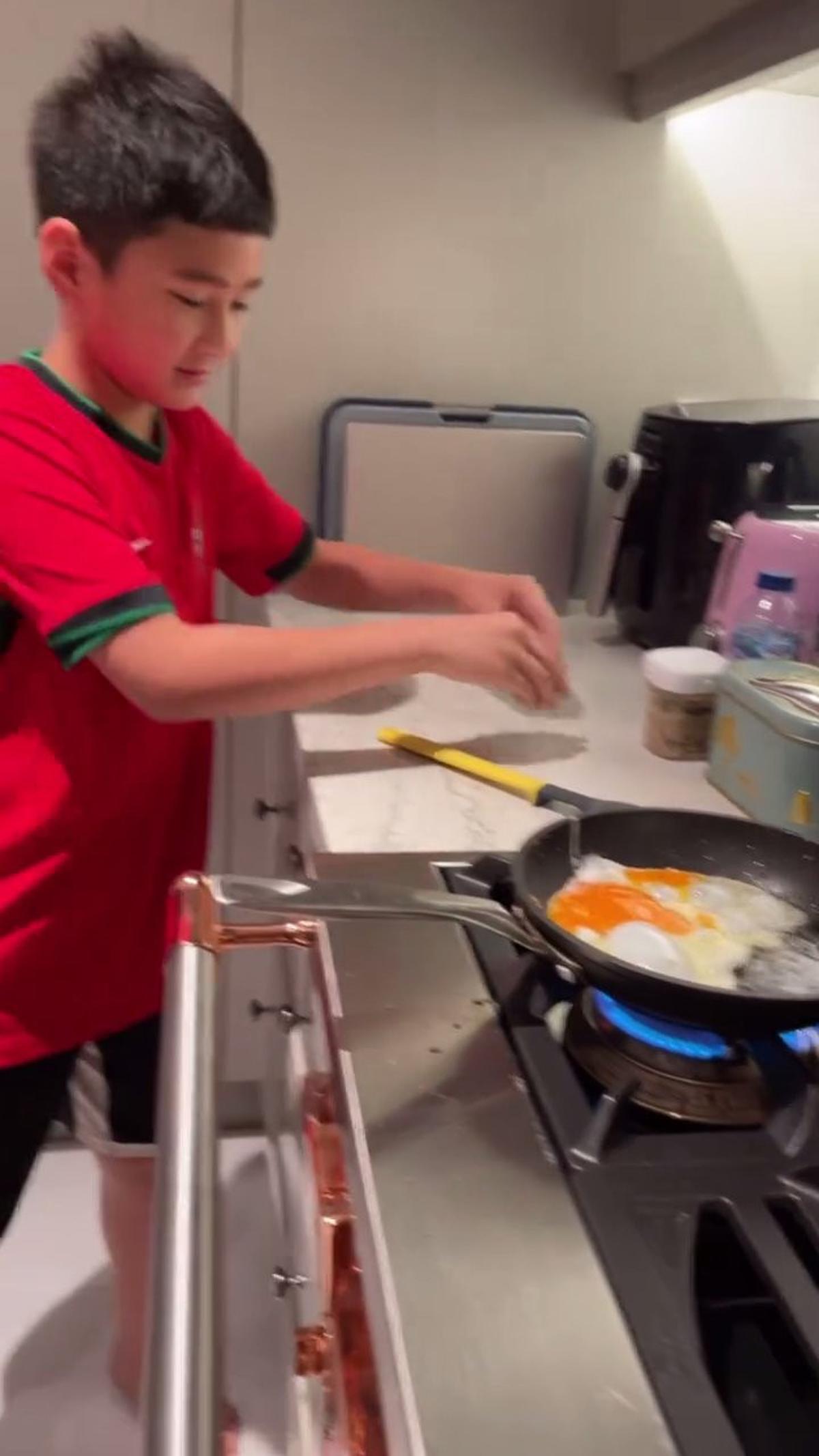 Momen Rafathar Diajari Memasak Telur Ceplok oleh Shela Lala, Bikin Gemas - Anak Sultan Belajar Tetap Mandiri