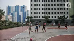 Anak-anak saat bermain di dekat Tower 6 Rumah Susun Nagrak, Cilincing, Jakarta Utara, Rabu (5/1/2022). Kepala Penerangan Komando Gabungan Wilayah Pertahanan (Kogabwilhan-I) Kolonel Marinir Aris Mudian mengungkapkan data per 5 Januari 2022. (merdeka.com/Iqbal S. Nugroho)