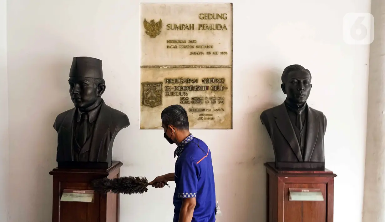 Petugas membersihkan patung di Museum Sumpah Pemuda, Jakarta, Rabu (27/10/2021). Jelang peringatan Hari Sumpah Pemuda pada tanggal 28 Oktober, pengelola Museum Sumpah Pemuda mulai membenahi museum. (Liputan6.com/Faizal Fanani)