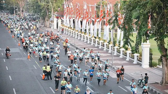 6 Potret Kemeriahan Surabaya Marathon 2019