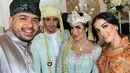 Tasya Farasya dan suami pun tampak hadir di pernikahan Tania Nadira. Sebelumnya, Tania juga hadir pada pernikahan Tasya 18 Februari 2018 silam. Pernikahan keduanya pun disebut sebagai pernikahan mewah yang menghabiskan dana miliaran rupiah. (Liputan6.com/IG/@tanianadiraa)