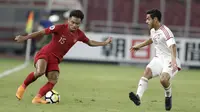 Gelandang Indonesia, Saddil Ramdani, berusaha melewati pemain Uni Emirat Arab (UEA) pada laga AFC di SUGBK, Jakarta, Rabu (24/10/2018). Indonesia menang 1-0 atas UEA. (Bola.com/M Iqbal Ichsan)