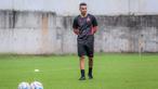 Pelatih baru Persija Jakarta, Carlos Pena memimpin latihan perdana yang berlangsung di Nirwana Park, Bojongsari, Sawangan, Sabtu (29/06/2024). (Bola.com/Bagaskara Lazuardi)