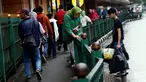 Seorang ibu berusaha melompati pagar pembatas di Stasiun Cikini, Jakarta Pusat, Rabu, (20/12). Akses pintu keluar stasiun yang terlalu jauh membuat banyak penumpang yang mencari jalan pintas dengan melompat pagar. (Liputan6.com/Johan Tallo)