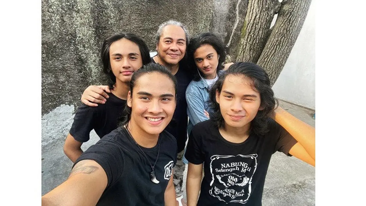 8 Potret Kompak Empat Anak Ferdy 'Element', Gondrong Semua