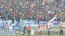 Ratusan suporter menyaksikan langsung laga Timnas U-16 kontra Semen Padang U-16 pada laga uji coba di Stadion Singaperbangsa, Jawa Barat, Senin (9/3/2015). Timnas U-16 bermain imbang 4-4 dengan Semen Padang U-16. (Liputan6.com/Herman Zakharia)