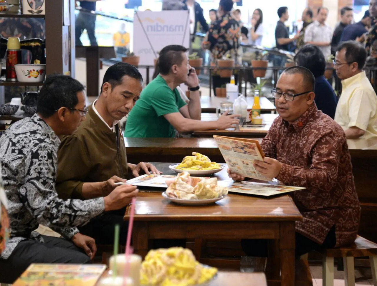 Tiba pukul 20.25 WIB, kehadiran Presiden Jokowi cukup mengejutkan para pengunjung pusat perbelanjaan Paris Van Java (PVJ) yang berada di kawasan Jl. Sukajadi Bandung (Setpress)