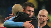 Bek Aymeric Laporte memeluk pelatih Pep Guardiola usai pertandingan melawan West Bromwich Albion's di Liga Inggris di Stadion Etihad, Manchester (31/1). Laporte menjadi bek termahal kedua di dunia setelah Virgil Van Dyk. (AFP Photo/Lindsay Parnaby)