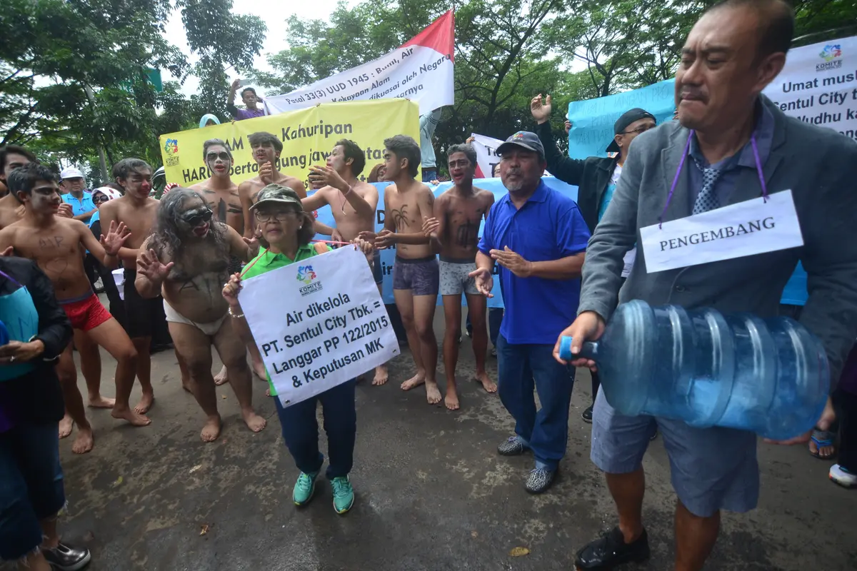 Ratusan warga Perumahaan Sentul City, Kabupaten Bogor, berunjuk rasa di depan Kantor PDAM Tirta Kahuripan Kabupaten Bogor. (Liputan6.com/Achmad Sudarno)
