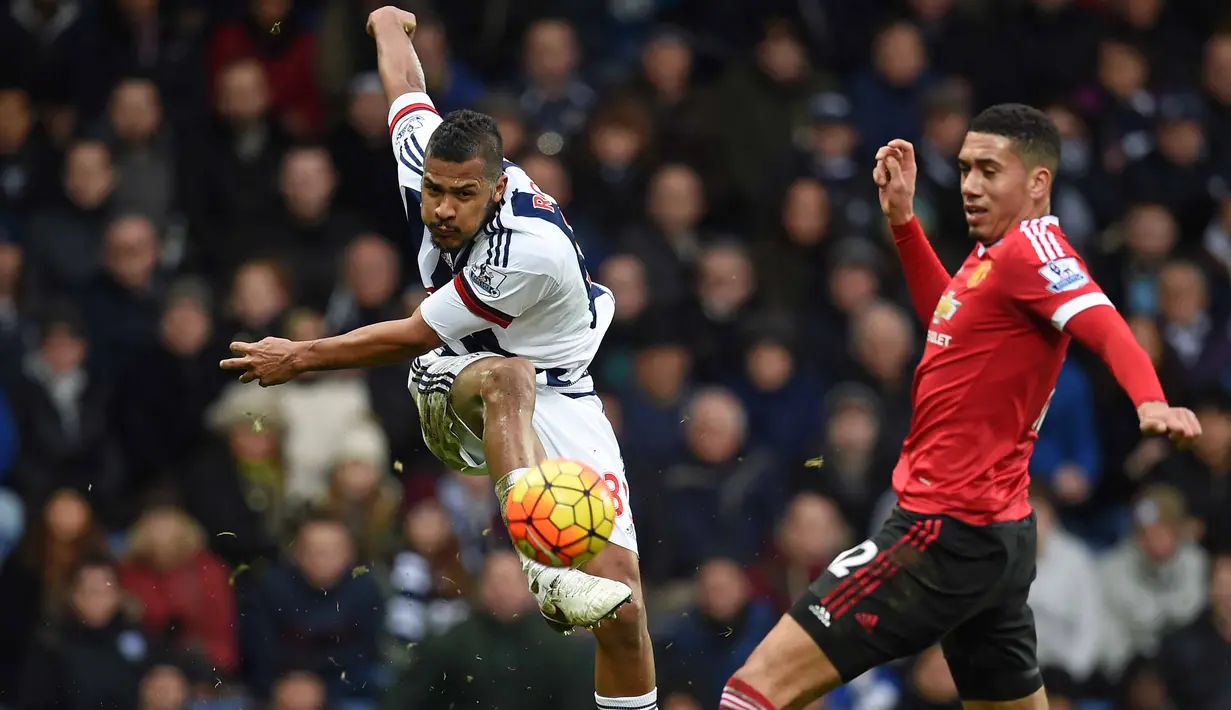 Pemain West Bromwich Albion,  Salomon Rondon (kiri)  menjadi penentu kemenangan timnya saat melawan Manchester United pada lanjutan Liga Inggris pekan ke-29.  (AFP/Paul Ellis) 