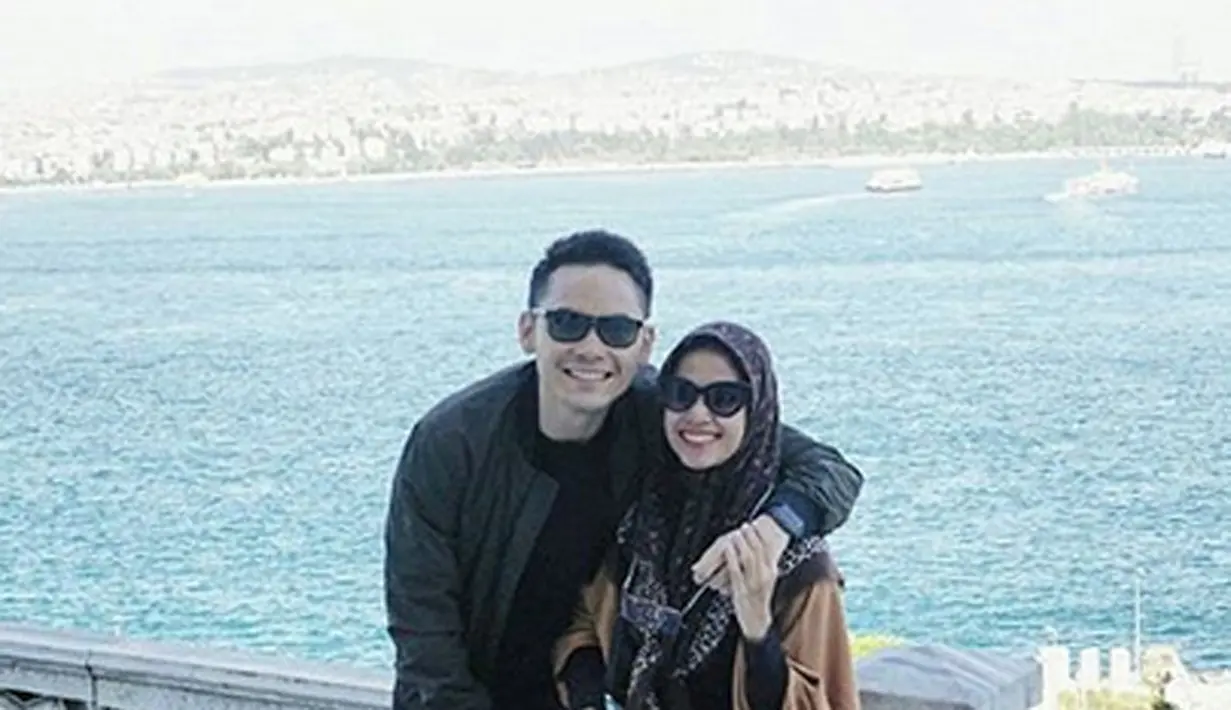 Juli mendatang, usia pernikahan pasangan ini berusia dua tahun. Potret harmonis begitu terlihat dari pasangan yang  belum dikaruniai momongan ini. (Instagram/nesyanabila)