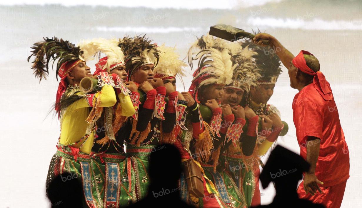 Tarian khas Maluku, Bambu Gila, menjadi salah satu atraksi menarik dalam acara Pembukaan TAFISA Games 2016 di Pantai Karnaval Taman Impian Jaya Ancol, Sabtu (8/10/2016). (Bola.com/Arief Bagus)