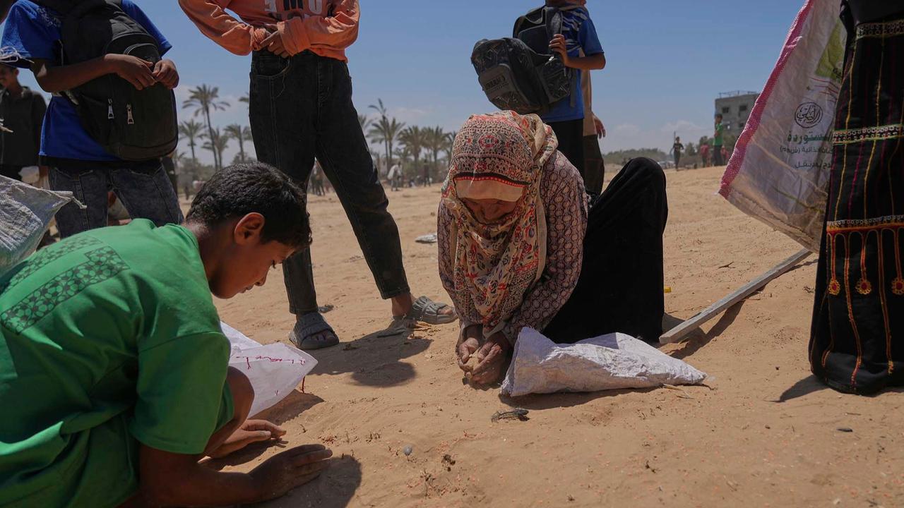 FOTO: Perjuangan Warga Gaza Berebut Bantuan dari Langit