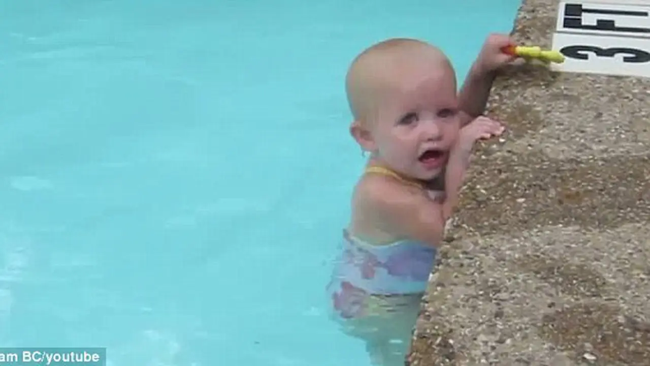 Elizabeth, bayi yang pandai berenang di usia 16 bulan. (Daily Mail)