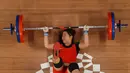 Foto yang diambil dengan kamera robot menunjukkan atlet Vietnam Hoang Thi Duyen terjatuh saat bertanding angkat besi 59kg putri Olimpiade Tokyo 2020 di Tokyo International Forum di Tokyo pada 27 Juli 2021. (Chris GRAYTHEN / POOL / AFP)