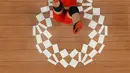 Foto yang diambil dengan kamera robot menunjukkan atlet Vietnam Hoang Thi Duyen terjatuh saat bertanding angkat besi 59kg putri Olimpiade Tokyo 2020 di Tokyo International Forum di Tokyo pada 27 Juli 2021. (Chris GRAYTHEN / POOL / AFP)