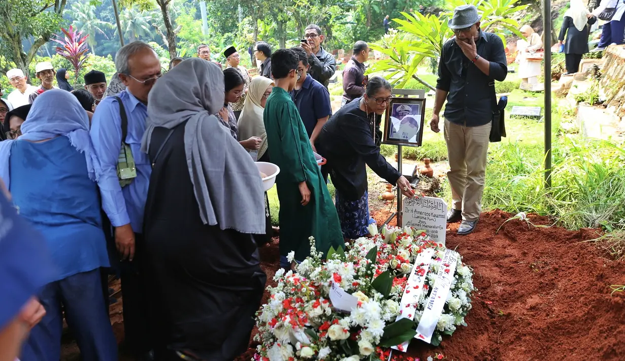 "Dia kan salah satu sahabatnya mas Arifin (C. Noer), jadi kami dekat sekali. Baik, dia baik sekali, sangat penuh toleransi terhadap apa saja. One of indonesian good man, itu lah dia," tuturnya bercerita. (Nurwahyunan/Bintang.com)