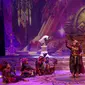 Sejumlah pemain Teater Koma mementaskan Goro-Goro: Mahabarata 2 di Graha Bhakti Budaya, Taman Ismail Marzuki, Jakarta, Rabu (24/7/2019). Lakon tersebut merupakan produksi ke 158 Teater Koma yang berlangsung hingga tanggal 4 Agustus 2019. (Liputan6.com/Fery Pradolo)