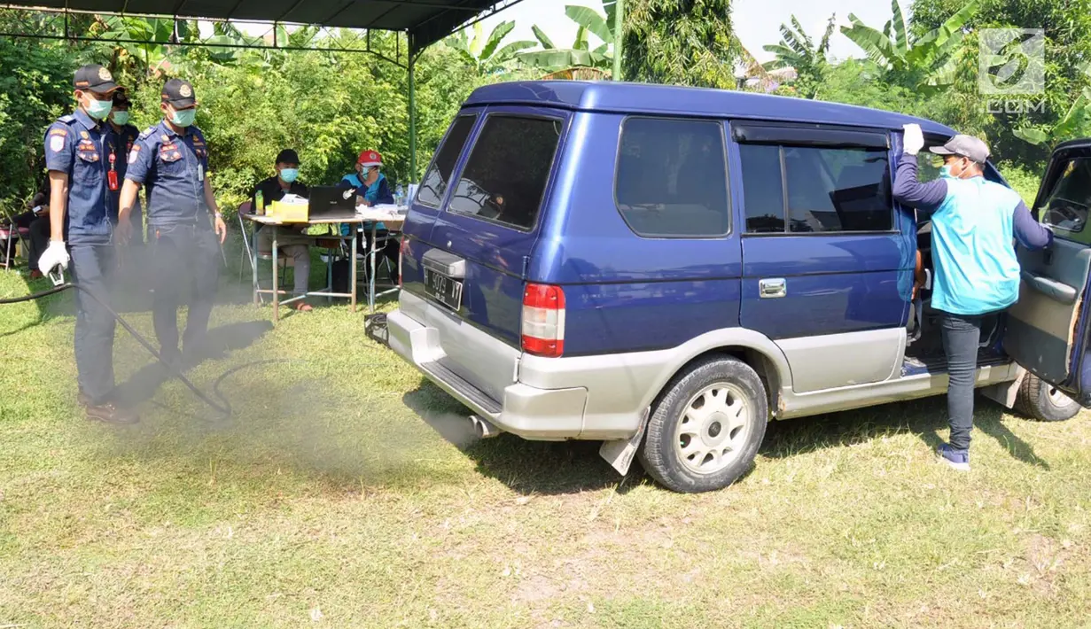Petugas melakukan uji emisi mobil gratis di Lapangan Gris Semarang, Selasa(23/4). Dinas Lingkungan Hidup  Perhubungan Kota Semarang  mengadakan uji emisi gratis untuk mendukung program biru langitku di wilayah Kota Semarang. (Liputan6.com/Gholib)