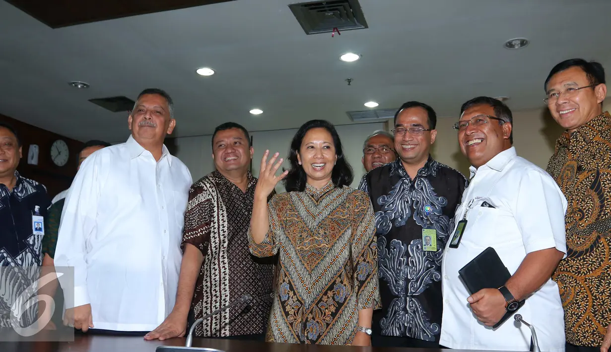 Menteri BUMN Rini Sumarno (tengah) bersama sejumlah direktur Perusahaan BUMN usai jumpa pers di Jakarta, (25/7). Acara halal bihalal tersebut sekaligus memaparkan kinerja para perusahaan BUMN pada periode tahun ini. (Liputan6.com/Angga Yuniar) .