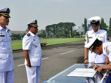 Citizen6, Surabaya: Prosesi sertijab ini dipimpin Komandan Kobangdikal Laksamana Muda TNI Sadiman, yang digelar dengan upacara militer di Lapangan Laut Maluku, Kesatrian Bumimoro, Morokrembangan, Surabaya. (Pengirim: Penkobangdikal)