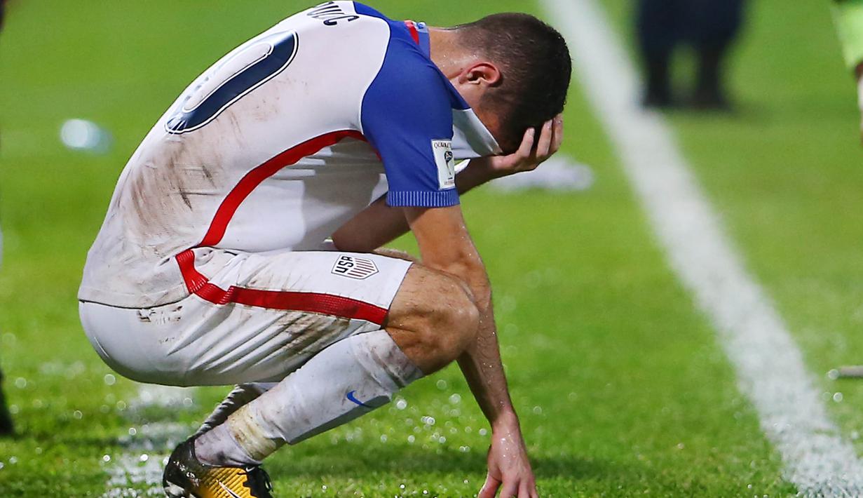 Gelandang Amerika Serikat, Christian Pulisic, tampak kecewa usai kalah dari Trinidad Tobago pada laga kualifikasi Piala Dunia di Stadion Ato Boldon, Selasa (10/10/2017). Trinidad dan Tobago menang 2-1 atas  Amerika Serikat. (AFP/Ashley Allen)